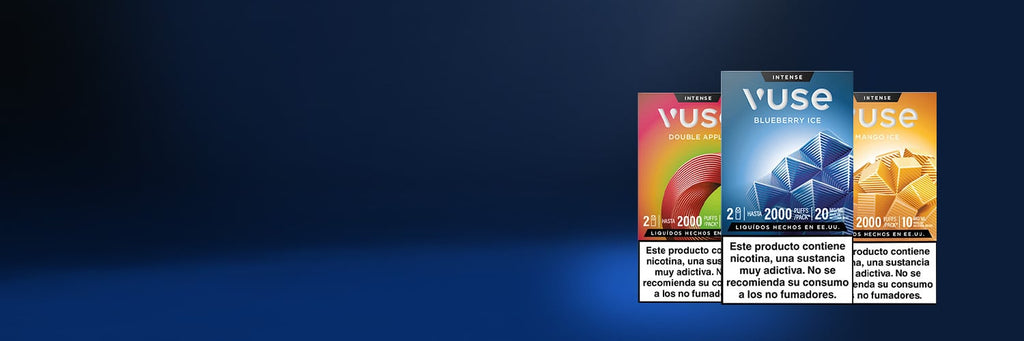 Tres envases de productos para vapear Vuse con diferentes sabores y colores se muestran sobre un fondo azul oscuro degradado. Cada envase lleva una advertencia de nicotina en español en la parte inferior.