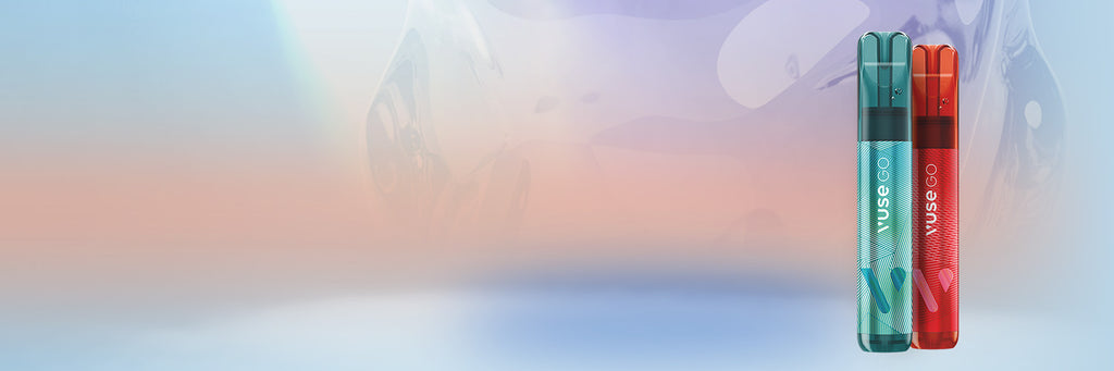 Dos coloridos bolígrafos para vapear, uno azul y otro rojo, en posición vertical sobre un fondo de suave degradado con tonos pastel de azul, rosa y morado. El diseño es moderno y minimalista.