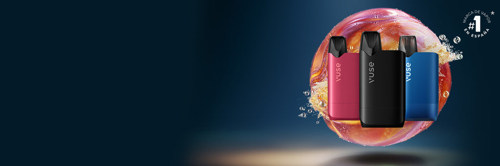 Tres dispositivos de vapeo Vuse de color rosa, rojo y negro se encuentran en posición vertical delante de un orbe colorido y arremolinado con gotas de agua sobre un fondo azul oscuro. En la esquina superior derecha aparece el número 1 de España.