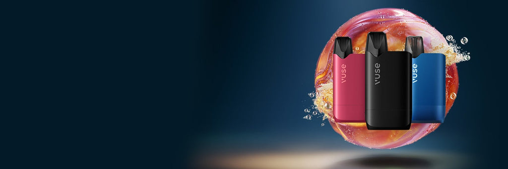 Tres coloridos dispositivos de vapeo Vuse (rosa, negro y azul) se sitúan en posición vertical frente a una esfera multicolor con salpicaduras, similar a un líquido, que se arremolina sobre un fondo azul oscuro degradado.
