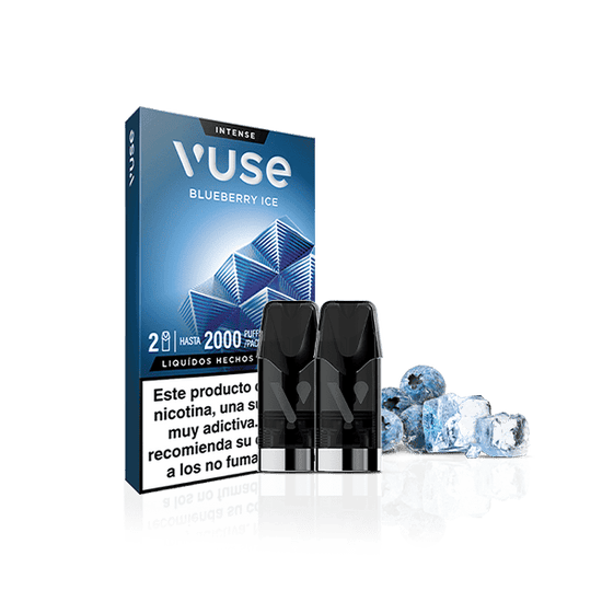 Una caja de Vuse Pods - Arándano Ice de Vuse se encuentra detrás de dos vainas negras y varios cubitos de hielo con arándanos, mostrando una etiqueta española de advertencia de nicotina.