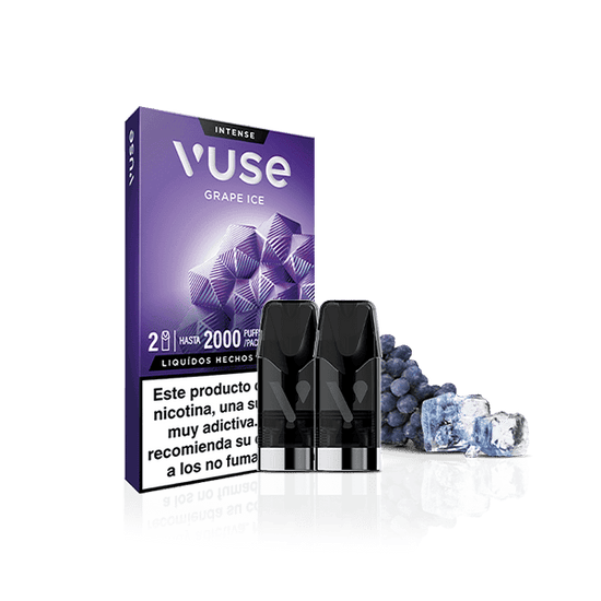 Un paquete de Vuse Pods - Uva Ice de Vuse con dos vainas, con uvas moradas y cubitos de hielo al lado de la caja. El envase muestra el sabor, la potencia de nicotina y una advertencia de nicotina en español.