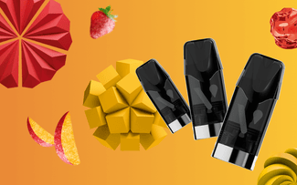 Tres cápsulas negras se muestran sobre un fondo naranja con ilustraciones de frutas en 3D, como un mango, rodajas de manzana, una fresa y una flor roja.