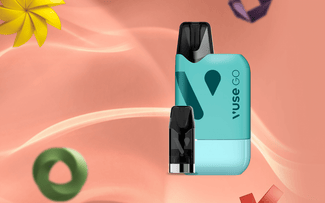 Un dispositivo de vapeo Vuse GO verde azulado en posición vertical sobre un fondo rosa melocotón con suaves líneas arremolinadas, coloridas formas abstractas y una flor amarilla en la esquina superior izquierda.