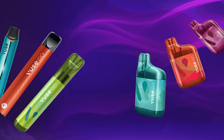Una variedad de coloridos cigarrillos electrónicos y dispositivos de vapeo Vuse Go flotan sobre un fondo abstracto ondulado de color púrpura.