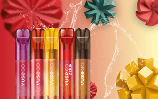 Cinco coloridos vaporizadores desechables Vuse GO de varios sabores se muestran delante de un fondo festivo con flores geométricas en 3D, salpicaduras de agua y vibrantes tonos amarillos, rojos y verde azulado.