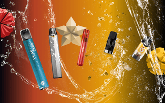 Siete coloridos bolígrafos y cartuchos flotan entre salpicaduras de agua y formas geométricas de estrellas, sobre un fondo degradado en naranja, amarillo y oscuro.