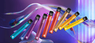 Una hilera de coloridos vaporizadores Vuse se muestra sobre un fondo púrpura y azul vibrante y abstracto con efectos de luz en remolino.