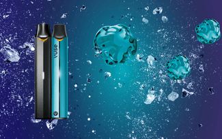 Dos bolígrafos Vuse, uno negro y otro verde azulado metálico, están de pie a la izquierda. A la derecha, cubitos de hielo y fragmentos azules flotan sobre un fondo degradado azul y morado, sugiriendo un tema frío o helado.