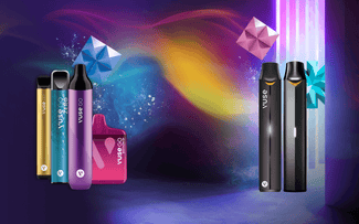 A la izquierda se muestra un grupo de coloridos dispositivos de vapeo Vuse, incluidos los estilos stick y pod, con dos elegantes dispositivos Vuse negros a la derecha, colocados sobre un fondo vibrante y abstracto con luces brillantes y formas geométricas en 3D.