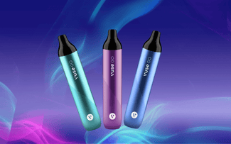 Tres coloridos vaporizadores -azul, morado y azul- en posición vertical sobre un fondo ahumado azul y morado. Los bolígrafos llevan la etiqueta IVUSE GO" y tienen un diseño elegante y moderno con boquillas negras.