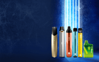 Cinco bolígrafos y dispositivos de vapeo Vuse de diferentes colores están en posición vertical sobre un fondo azul, con brillantes haces de luz verticales que brillan desde arriba.