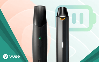 Dos bolígrafos negros para vapear en posición vertical sobre un fondo abstracto y colorido con el icono de una batería verde. El logotipo de Vuse aparece en la esquina inferior izquierda.