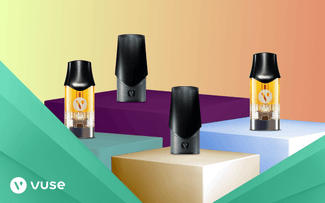 Tres cápsulas Vuse con líquido ámbar se muestran en bloques geométricos de colores sobre un fondo degradado. El logotipo de Vuse aparece en la esquina inferior izquierda.