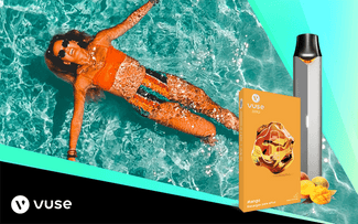 Una mujer con gafas de sol y bañador de colores flota en una piscina. En primer plano, un cigarrillo electrónico Vuse, una caja con la etiqueta Vuse Mango e imágenes de mangos. El logotipo de Vuse aparece en la esquina inferior izquierda.