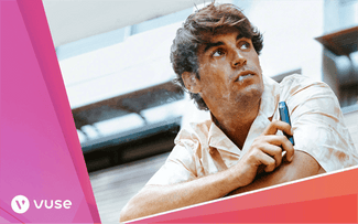 Un hombre despeinado mira hacia un lado mientras sostiene un dispositivo de vapeo. La imagen tiene una superposición rosa en ángulo con el logotipo de Vuse en la esquina inferior izquierda.