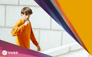 Una persona con camiseta naranja usa un vape mientras camina al aire libre junto a una pared de azulejos. Unas atrevidas formas amarillas y multicolores enmarcan la imagen, con el logotipo de vuse en la esquina inferior izquierda.