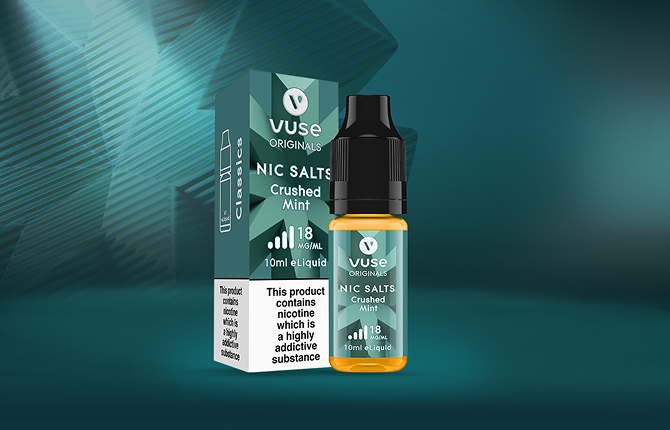 Una botella de e-líquido Vuse Originals Crushed Mint Nic Salts de 10ml y su caja, ambas etiquetadas con 18mg/ml y un mensaje de advertencia sobre la nicotina, se muestran sobre un fondo verde azulado con motivos geométricos.